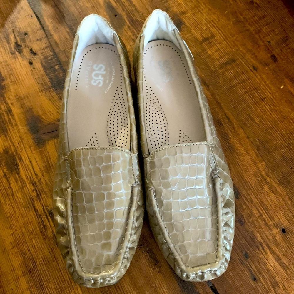 SAS Womens Faux Alligator Neutral Tan Slip On Loafers Sz 7